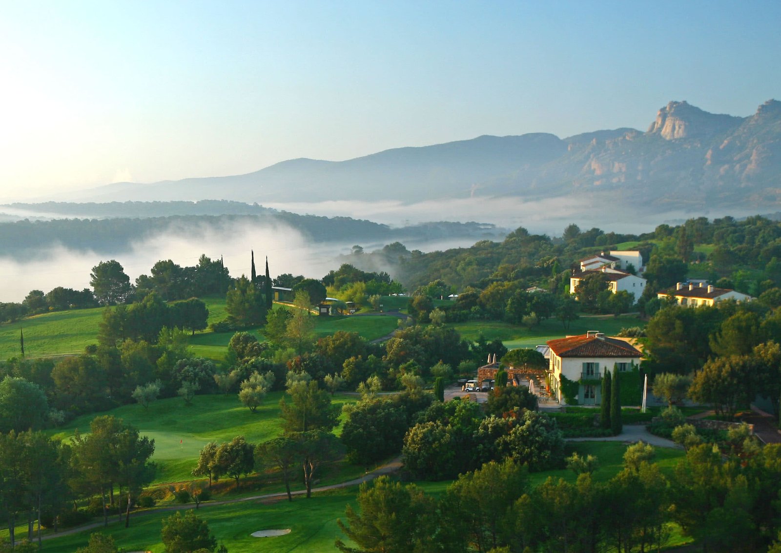 Démocratic Golf - Club house et installations
