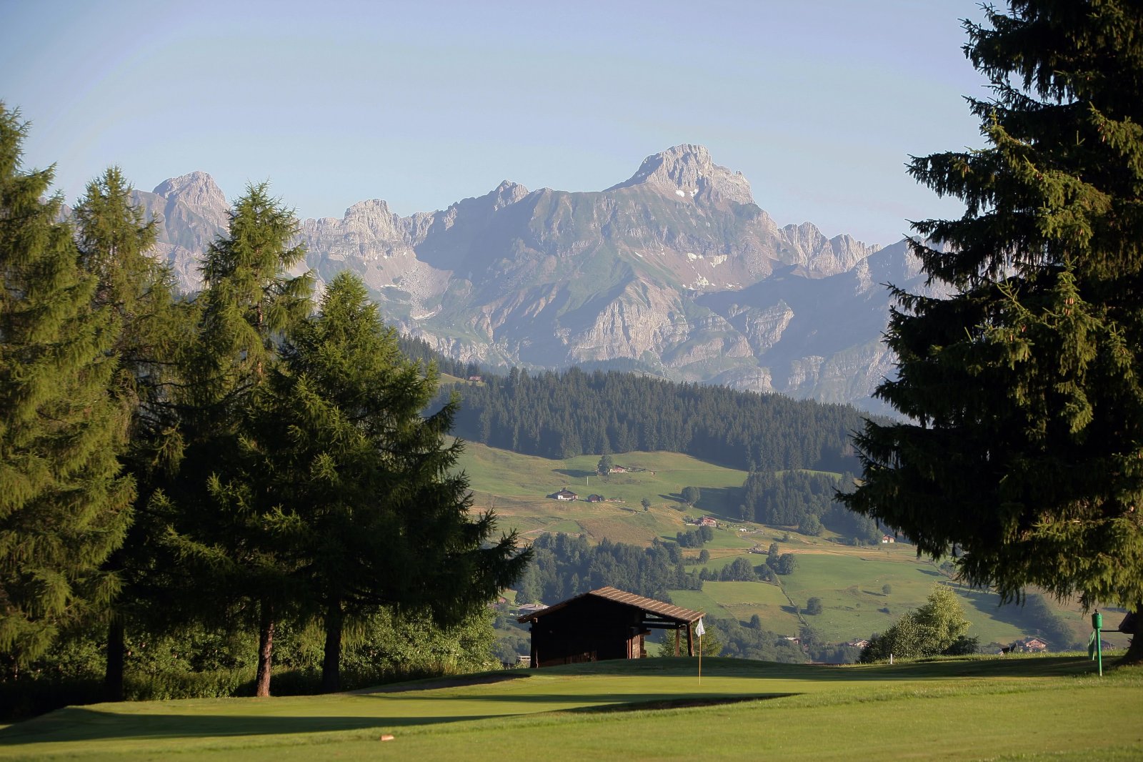 La Clusaz Golf Club - Fairway et green du parcours